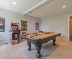 Hot Tub, Views & Game Room - 20 min to Downtown Asheville!